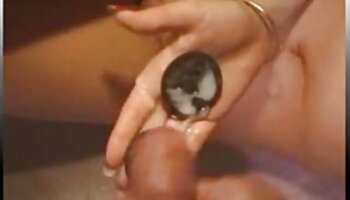 Donna con pulizie porno Giarrettiera appoggiata al tavolo