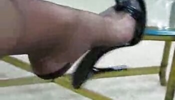 Donna con Giarrettiera appoggiata al porno incinta tavolo