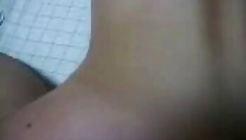 La donna di orgasmi femminili video colore le mette la penna nel culo
