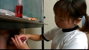 Ragazza con gli occhiali milf tette grandi si fa il culo