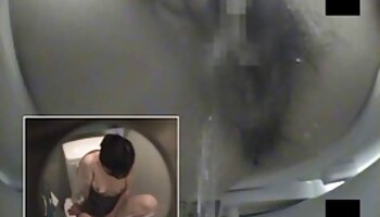 Si è svuotata porno mature con ragazzi nel culo