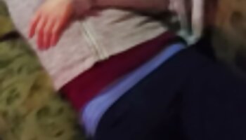 Il poliziotto sporco ha catturato teppisti spaventati di video porno gratis milf 18 anni e ha scopato le povere cose nella foresta