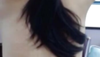 Il giovane ragazzo mette film porno trans nella bocca della ragazza