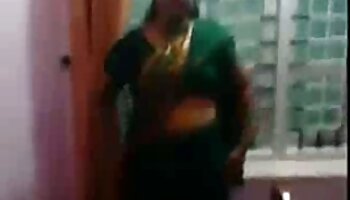 Un ragazzo prende un culo nudo sotto le nonna porno gonne delle ragazze per strada