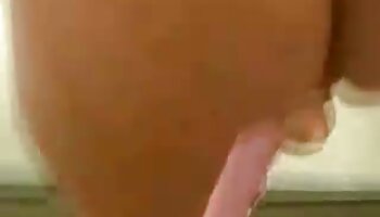 Un cazzo enorme è appena entrato nella figa stretta vecchie milf di una giovane e carina Dakota Skye